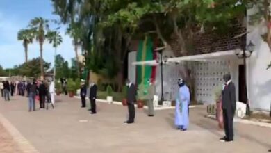 صورة رفع العلم الوطني  وتوشيح عدة شخصيات بالقصر الرئاسي  . أسماء