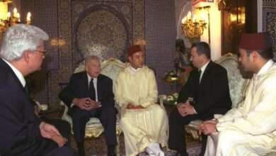 صورة صحيفة مغربية : تشيد بصورة للملك محمد السادس مع السفاح  الاسرائيلي إيهود باراك