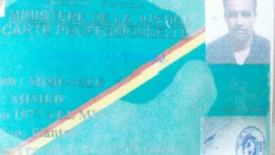 صورة عامل بقصر العدل يوجه ر سالة الى رئيس الجمهورية ووزير العدل