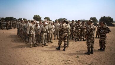 صورة إعتقال شخص ينتحل صفة ضابط ولديه أختام وبذلات ووثائق مزورة”تفاصيل”