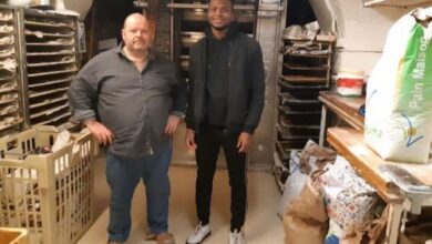 صورة مواطن فرنسي يضرب عن الطعام حتي تتراجع سلطات بلاده عن ترحيل مهاجر إفريقي