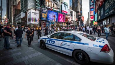 صورة إعتقال مدون معروف في الخارج بعد شكوي تقدمت بها حكومة بلاده “تفاصيل”