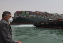 صورة سفينة حاويات عملاقة تغلق أهم ممر بحري في العالم ومخاوف إقتصادية محققة “تفاصيل”