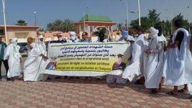 صورة نواكشوط :عمال مفوضية الأمن الغذائي يضربون عمال برنامج أمل أمام المفوضية “تفاصيل”