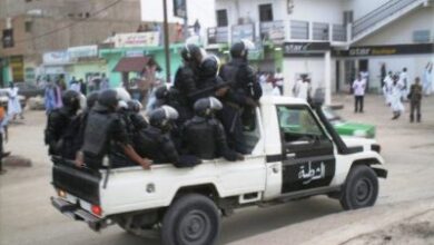 صورة شرطي يعتقل اثنين من متسابقي مدرسة تكوين المعلمين علي خلفية التصوير “تفاصيل”