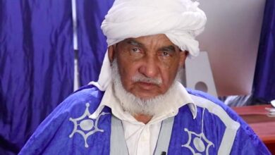 صورة منع مؤذن المسجد العتيق بنواكشوط من أداء أذانه والإمام ينتزع منه الميكرفون دوما “تفاصيل”