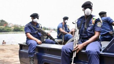 صورة شرطي يطلق النار على طالب جامعي لسبب تافه ثم يهرب