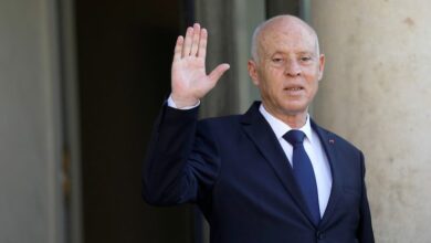 صورة الرئيس يقيل رئيس الوزراء ويجمد البرلمان