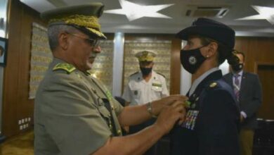 صورة الفريق محمد ولد مكت يوشح مسؤولة عسكرية بالسفارة الامريكية