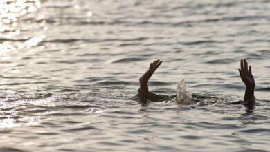 صورة وفاة طفل بسبب الأمطار في مخيم أمبرة وسقوط أعرشة وخيام