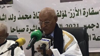 صورة الكاتب والمحامي محمذن ولد إشدو  يوقع  كتابه ” سفارة الأرز “صور وتفاصيل”