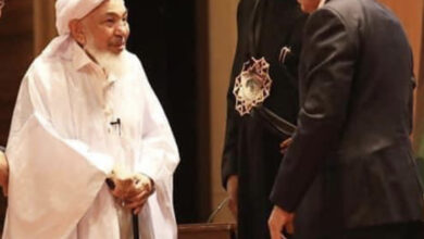 صورة الشيخ عبد الله بن بيه يدعوا الى وقف الحرب الهمجية الوحشية بقطاع غزة خلال مؤتمر دولى بنواكشوط