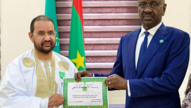 صورة وزير الخارجية والتعاون يوشح النائب عن دائرة  آسيا ابو عبد الرحمن