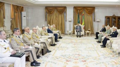 صورة رئيس الجمهورية يلتقي وفدا عسكريا جزائريا رفيع المستوي