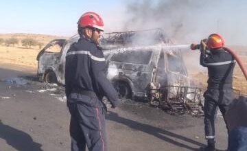 صورة احتراق باص للنقل علي طريق الامل