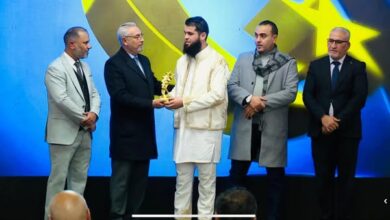 صورة سجين يحصل علي جائزة تكريم في مجال الكيمياء