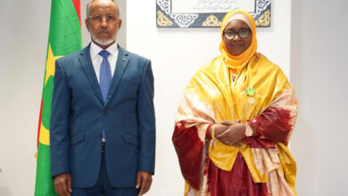 صورة وزير الصحة يوشح عددا من عمال قطاعه