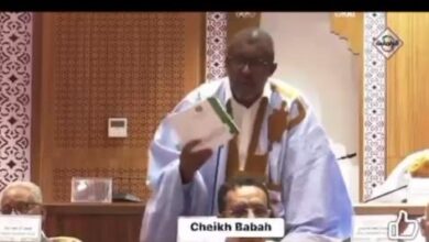صورة نواكشوط : برلماني يثير ضجة بسبب مداخلة له قارن فيها بين القرأن الكريم وبرنامج الحكومة