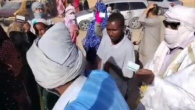 صورة عشرات من المعاقين يحتجون على حرمانهم من لحوم الأضاحي