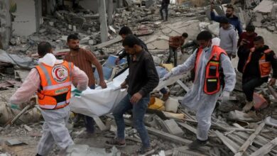 صورة الكشف عن مقبرة جماعية للاطفال والنساء بمعبر نتساريم “تفاصيل”
