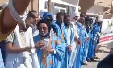 صورة عمال برنامج “تموين ” يتظاهرون أمام الوزارة الاولى مطالبين بتنفيذ وعد الوزير
