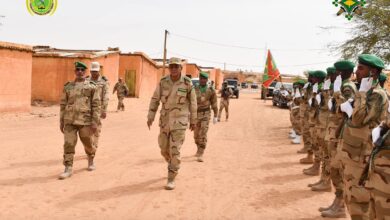 صورة قائد الأركان العامة للجيوش  يجتمع بقادة التشكلات العسكرية في الشرق والجنوب