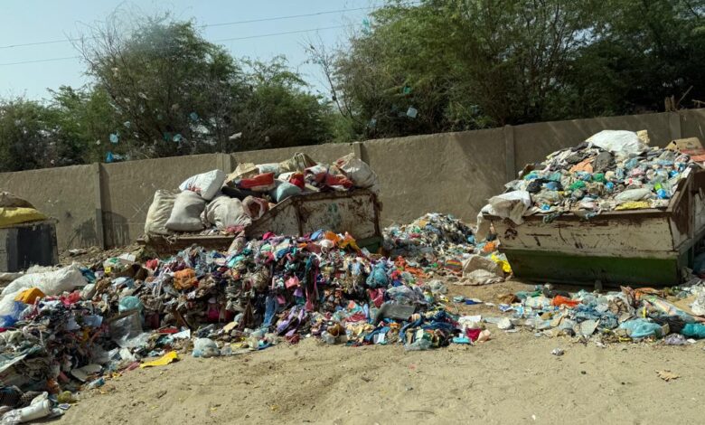 صورة تراكم القمامة يثير استياء الساكنة بالقرب من مفوضية الشرطة رقم 2 بدار النعيم ويهدد الصحة العامة (صور)