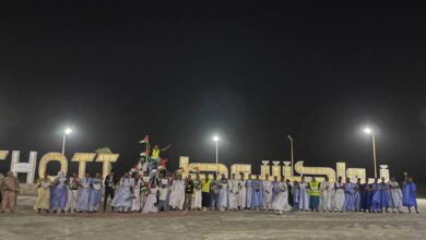 صورة عشرات الموريتانيين يودعون الوفد المشارك في قافلة كسر الحصار المغاربية
