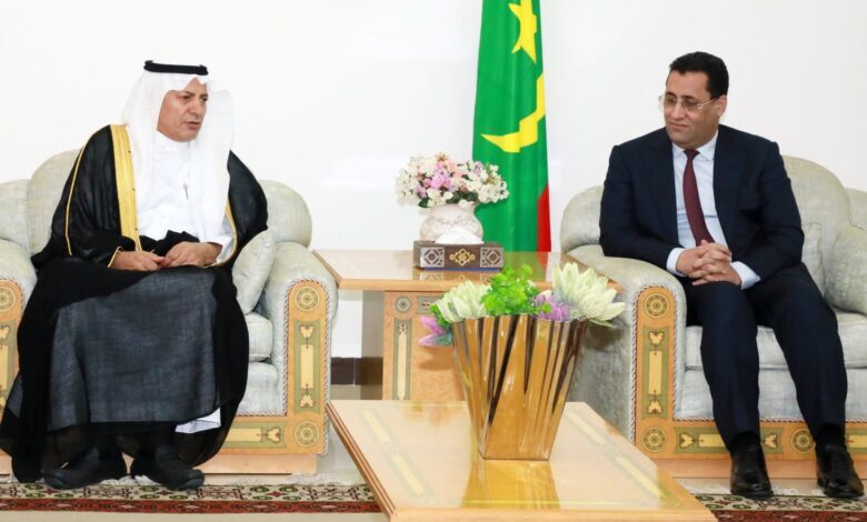 صورة الوزير الأول: يستقبل في مكتبه رئيس وفد مجلس الغرف السعودية الذي يزور موريتانيا.