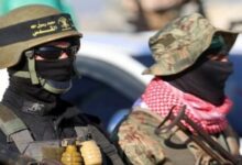 صورة وفد حركة “حماس” في القاهرة يتسلم من الوسطاء مقترحًا جديدًا لوقف إطلاق النار في غزة