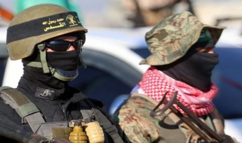 صورة وفد حركة “حماس” في القاهرة يتسلم من الوسطاء مقترحًا جديدًا لوقف إطلاق النار في غزة