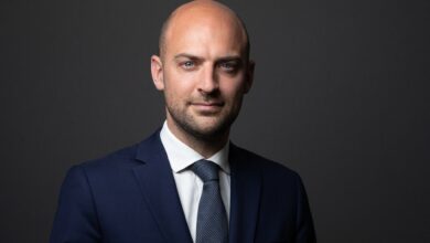 صورة فرنسا تعلق تعاونها الأمني مع مالي وتطرد 2 من دبلوماسييها