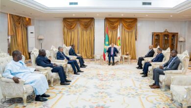 صورة الرئيس  يستقبل وفدا من وكالة الملاحة الإفريقية