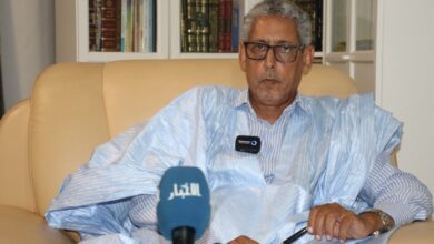 صورة نقيب المحامين يدافع عن حضور رئيس المحكمة العليا “نشاطا سياسيا”