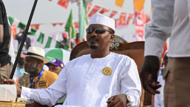 صورة ديبي يوقع على تعديل دستوري يمنحه الترشح للرئاسة مدى الحياة