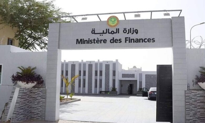 صورة تقرير للمالية: 59 ألف عامل يداومون بالوزارات من أصل 61 ألفا