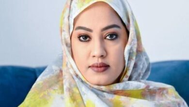 صورة السيدة الأولى تستقبل الفتيات المكرمات في اختتام مؤتمر تمكين الشباب