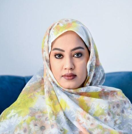 صورة السيدة الأولى تستقبل الفتيات المكرمات في اختتام مؤتمر تمكين الشباب