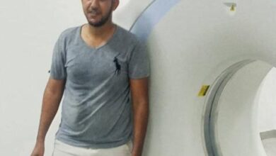 صورة مهندس موريتاني يعيد تشغيل جهاز التصوير الطبقي في كيفه