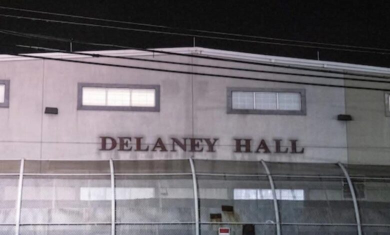 صورة أربع وفيات في مراكز احتجاز الهجرة الأمريكية