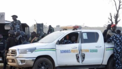 صورة نيجيريا: تحرير 130 تلميذا وموظفا خطفهم مسلحون من مدرسة الشهر الماضي