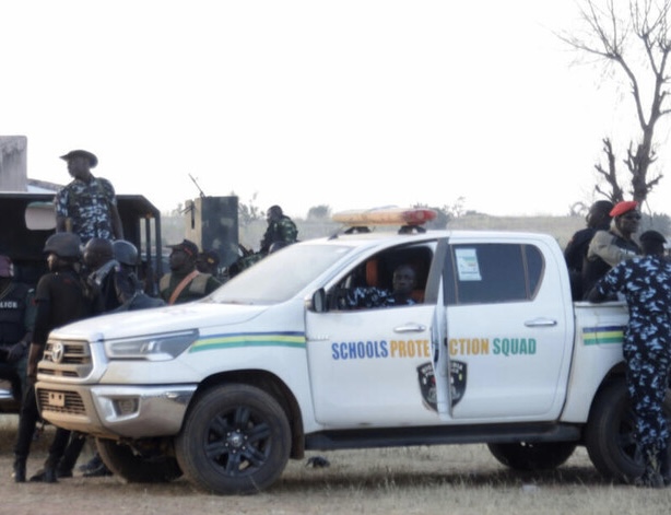 صورة نيجيريا: تحرير 130 تلميذا وموظفا خطفهم مسلحون من مدرسة الشهر الماضي