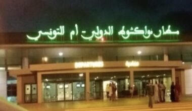 صورة اعتقال مواطنة جزائرية في مطار نواكشوط بعد تنفيذها عملية سطو على زوجها