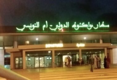 صورة اعتقال مواطنة جزائرية في مطار نواكشوط بعد تنفيذها عملية سطو على زوجها
