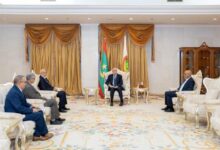 صورة الرئيس غزواني يستقبل وفداً صحراوياً رفيع المستوى في نواكشوط