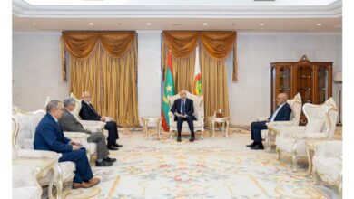 صورة الرئيس غزواني يستقبل وفداً صحراوياً رفيع المستوى في نواكشوط