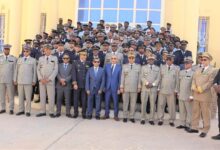 صورة وزير الداخلية يوشح بعض العالمين في القطاع