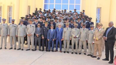 صورة وزير الداخلية يوشح بعض العالمين في القطاع