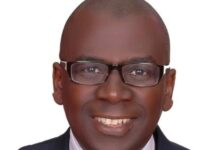 صورة وزير المالية يعود إلى نواكشوط بعد رحلة علاج في باريس