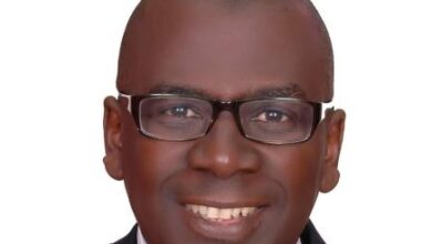 صورة وزير المالية يعود إلى نواكشوط بعد رحلة علاج في باريس